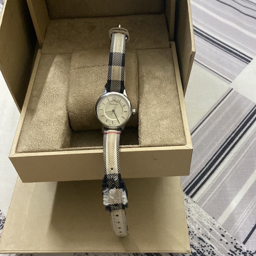 BURBERRY WATCH AUTHENTIC - Picture 2 of 4